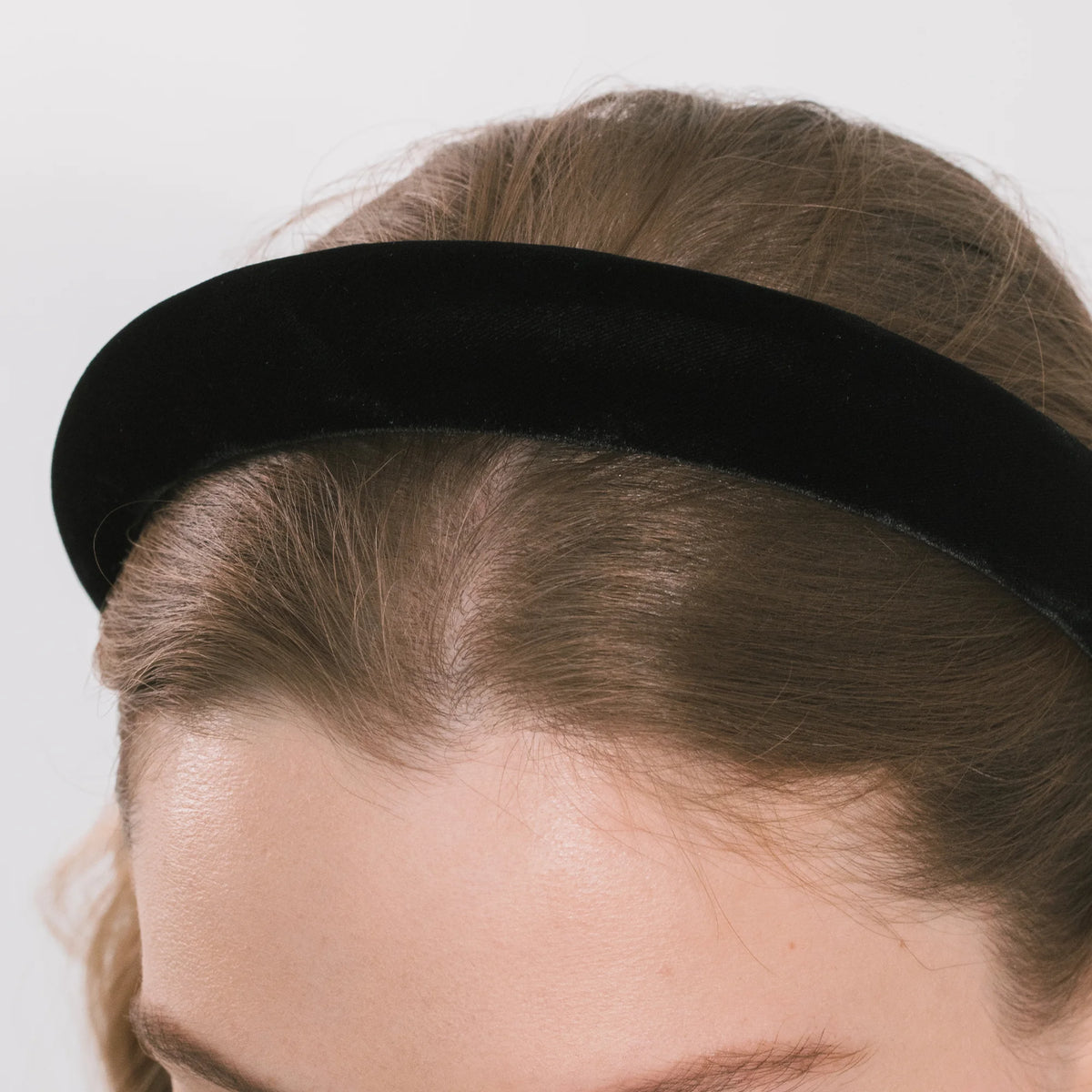 JENNIFER BAZAAR 黒レザー・ポインテッドトゥ・カットアウトブーティ Tori Headband in Velvet -- Black – Jennifer Behr LLC