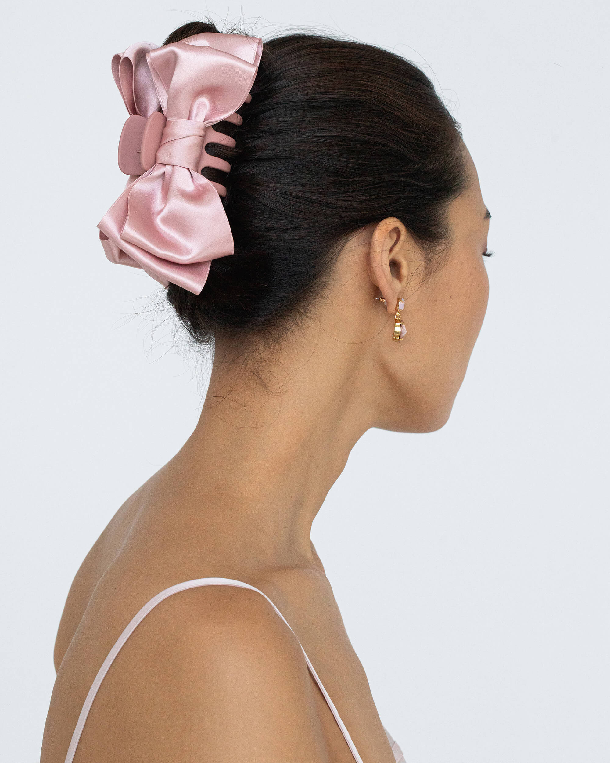 8 Pearl Hair Accessories and Style Ideas to Try
